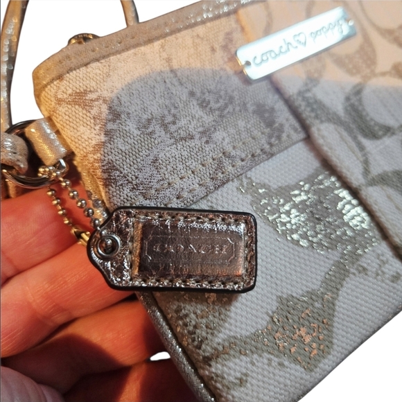 Coach Y2K Poppy Signature Wristlet- NWOT - Picture 3 of 7